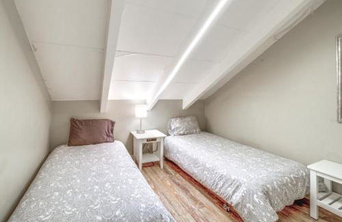 Fire Pit and Grill Spacious Forest Lakes Chalet - Foto 27