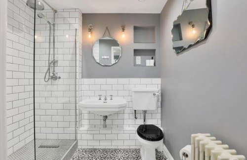 Canary Wharf Escape - Stylish 2BR - Canal Views & City Lights - Foto 25