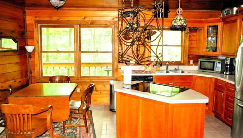 Wooded & Fabulous Brown County Cabin with Hot Tub Near Nashville, IN - Foto 2