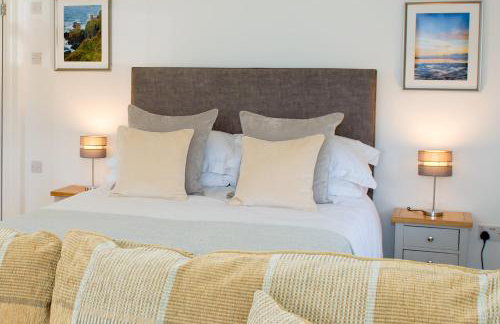 Hillside Studio - Photo 1