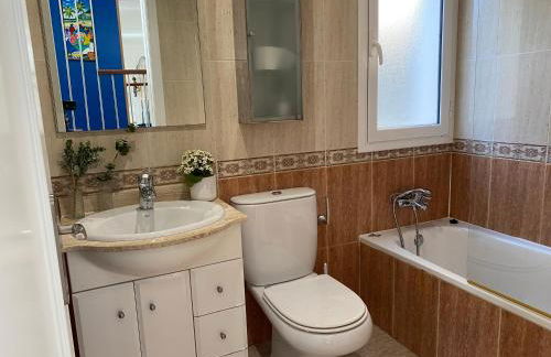 Villa Med A 2 kilometros andando de la playa, del puerto de Aguadoç y a 4 del centro de Sitges Muy Soleada todo el dia Capacidad superior a 16 personas NO REQUIERE COCHE - Foto 21