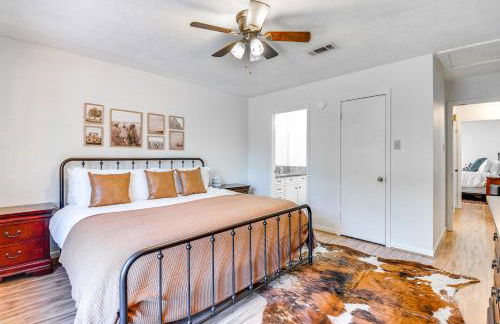 2 Mi to Kyle Field Bryan Home with Fenced Yard - Photo 11