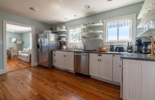 Sawyers Lodge - Historic Soundfront Home, Pool, Hot Tub, Boat Launch, Kayaks, Pets OK, Flex Stays - Foto 8