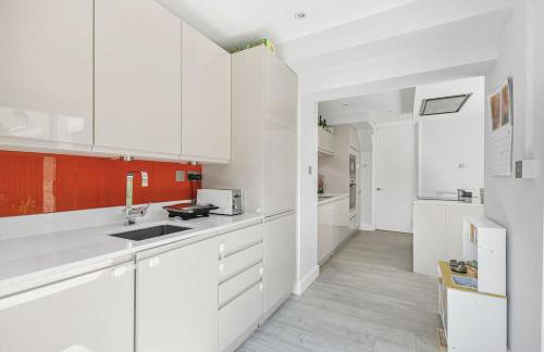 Spacious and Elegant Home with a Beautiful Garden - Foto 4