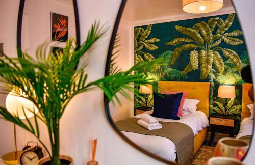 Stylish 3 Bed Home with Parking! - Photo 6