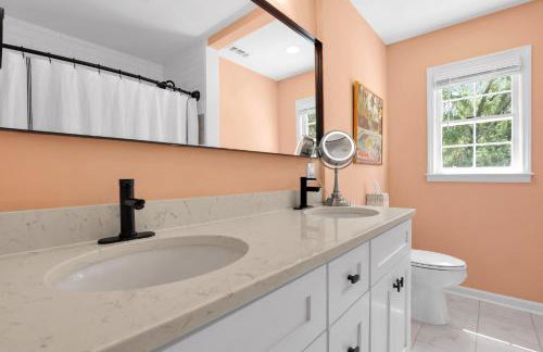 NEW! The White House, with 2 King Ensuites close to Parris Island and Downtown - Foto 37