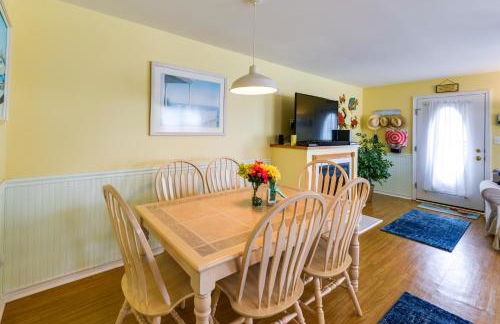 Condo with Deck Walk to Beach and Convention Center! - Foto 7