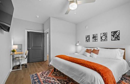 Modern King BR, Sectional, Pool, Gym, Near U of A - Foto 15