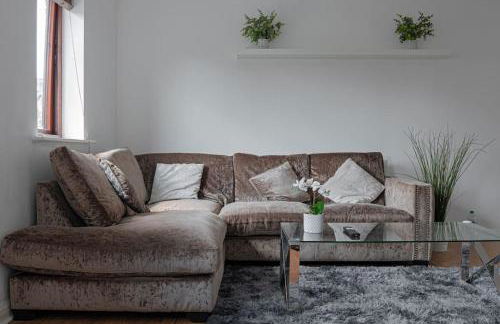 Stylish Waterfront Apartment - Photo 12