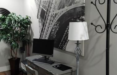 The Bluebird Guesthouse *walk to downtown* - Photo 41