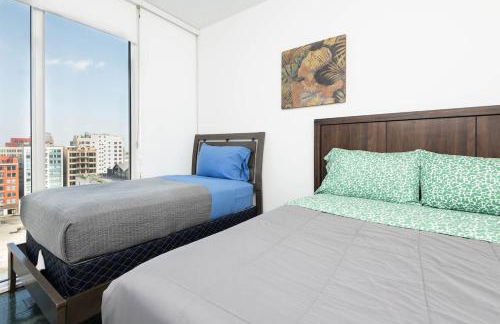 Stylish 3BR High-Rise with Pool, Hot Tub & Rooftop Views - Foto 11