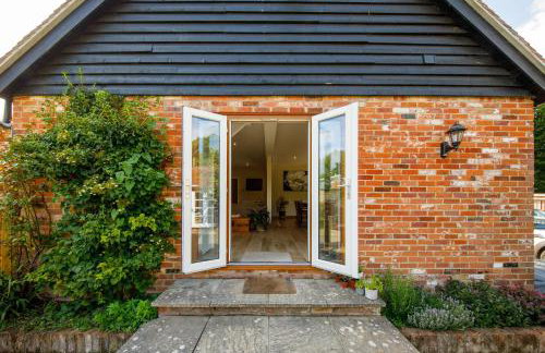 " Orchard Croft Lodge ", New Property, DOG FRIENDLY, Ideal for all Goodwood Events, 5 Minutes from Southend Barns, 9 Minutes From Sandy West Wittering Beach, 2 Bathrooms, Can Sleep 8 On Request, ' Starlink ' Wi-Fi & Sky Sports, Zip & Link Super-King beds - Foto 22