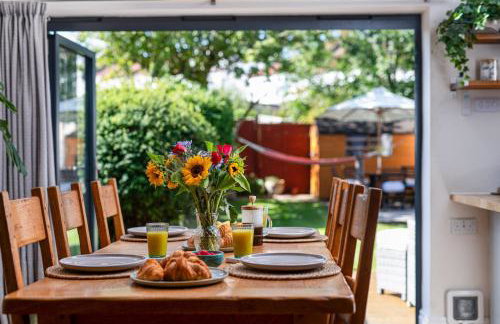 Charming Family Home with Stoves, Garden & Parking - Foto 9