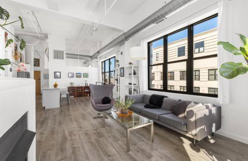Modern Historic Loft 19ft Ceilings, Gym, Heated Parking, Skyline Views, Balcony - Foto 22
