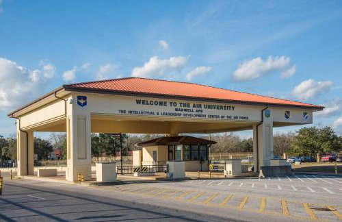 The Montgomery Manor - 5 Bedroom 4 Bath with Pool and Garage - Foto 9