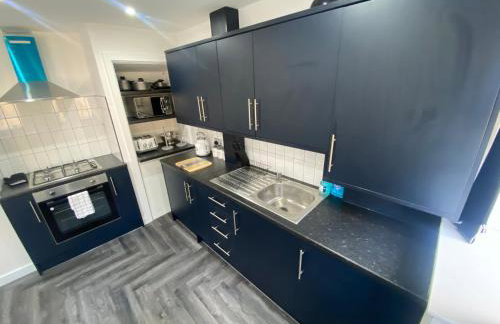 Modern 3 Bedroom Holiday Home -Jaquzzi Bath -Private Parking-suitable for contractors - Free WiFi - Foto 7