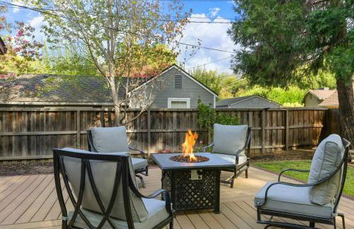 East Sac Getaway, Walking Distance to Hospitals - Photo 2