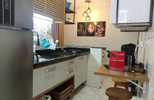 Apto Com Sacada e Ar Condicionado a 2 minutos da Praia - Foto 11