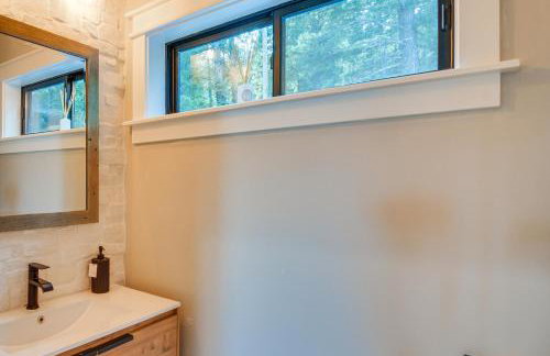 Great for Gatherings! Evergreen Getaway with Hot Tub - Foto 29