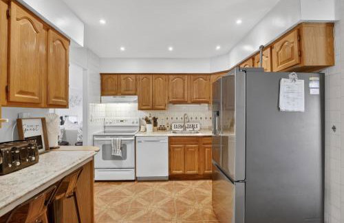 Stylish Hot Tub Retreat with Ping Pong home - Foto 13