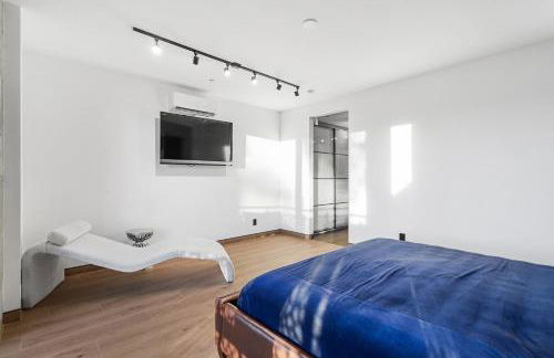 NEW Luxury Concrete Home Just Minutes from the Beach - Foto 25