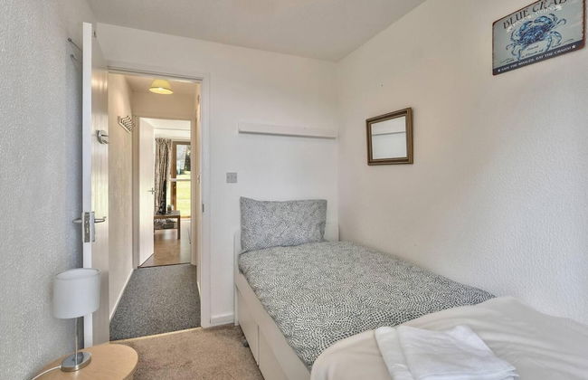 The Lookout, Sunny Beach Retreat, Sleeps 5 Guests - Photo 2