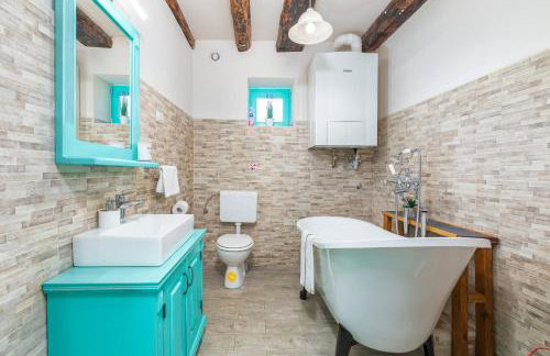 Lovely House Kristina with a pool - Photo 34