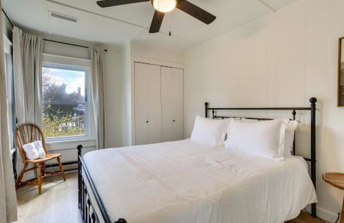 Walk to White Lake Family Home with Deck and BBQ - Foto 13