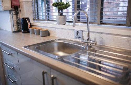 Detached Property With Secure Compound Parking - Foto 9