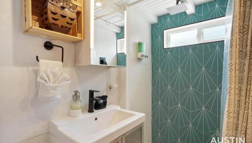 HGTV Featured Tiny Home w Hot Tub Near East 6th St - Foto 4