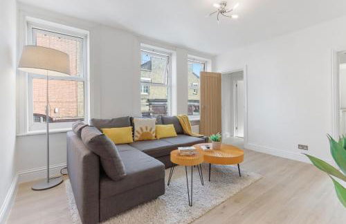 LUX 1 Bed Flat next to Station in Tooting - Photo 4