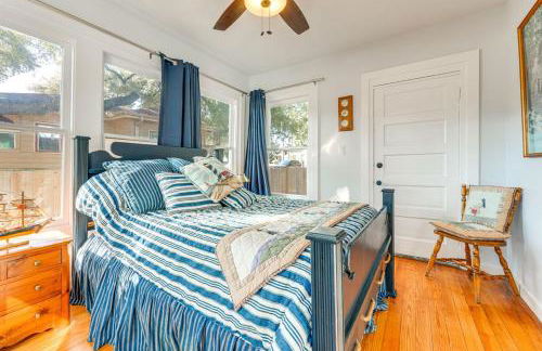 Walk to Downtown Shops and BBQ Home with Fenced Yard - Foto 6