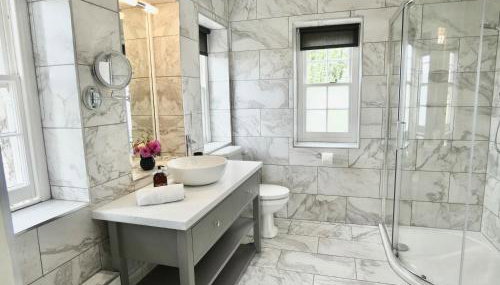 Welcome to Hazelwood, The Mount Somerton Apartment - modern and fully equipped, Private off-street parking, Near Glastonbury Tor, The spectacular Wells Cathedral, Stourhead, Sherborne Abbey, Millfield School, Clark's Village - Foto 3