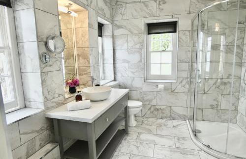 Welcome to Hazelwood, The Mount Somerton Apartment - modern and fully equipped, Private off-street parking, Near Glastonbury Tor, The spectacular Wells Cathedral, Stourhead, Sherborne Abbey, Millfield School, Clark's Village - Foto 3