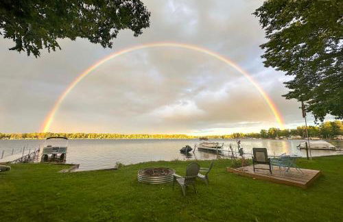 Deck and Scenic Views Lakefront Cottage in Hale! - Foto 36
