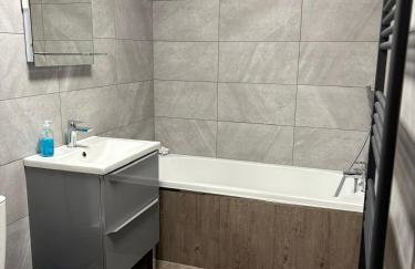 POPPY LUXURY LODGE Sleeps 8 at Fairview Farm, Ravenshead, Nottingham Near Sherwood Forest, Dog Friendly, Farm Stay great for wedding groups, families, Hen Do's, friends gatherings with amazing views - Foto 31