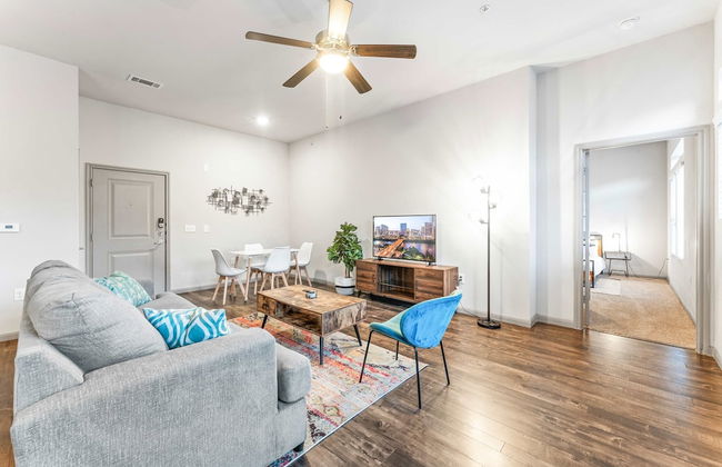 Cozy 2BR Suite Close to Downtown w Fast Wifi - Foto 10