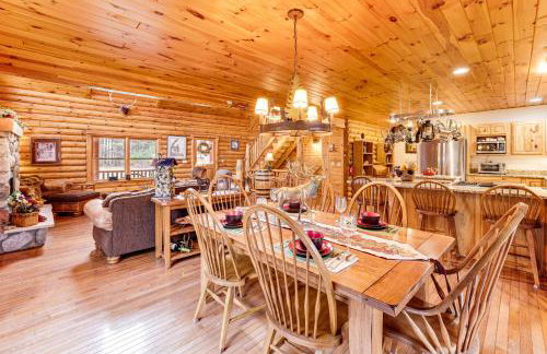 Spacious Log Home with 13 Acres, Ponds and Fire Pit! - Foto 5