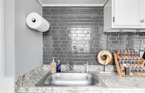 The Cozy Bungalow free parking fully fenced backyard - Foto 20