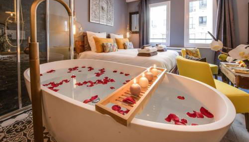 Miss Eiffel Tower - Photo 2