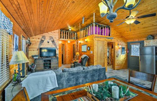 Cozy Manistique Cabin with Deck, Grill and Fire Pit! - Foto 4