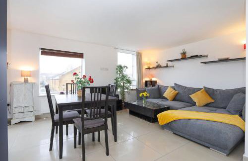 2-bed 2-bath flat around the corner from Portobello Market - Foto 1