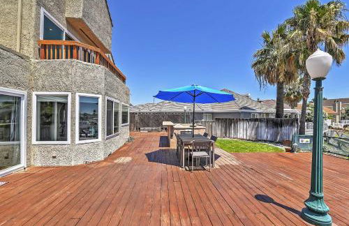 Waterfront Discovery Bay Home Outdoor Bar and Dock - Foto 22