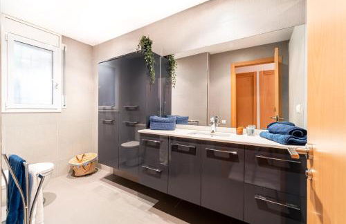 "Charm & Cozy 4BR - 3BA with Pool & Barbecue" - Photo 19