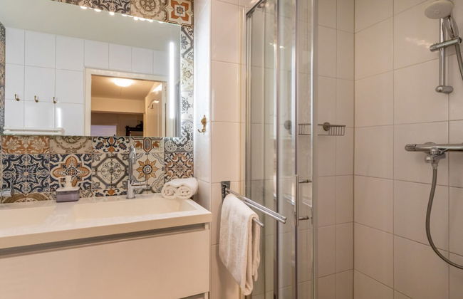 Beautiful Bungalow With Garden - Photo 12