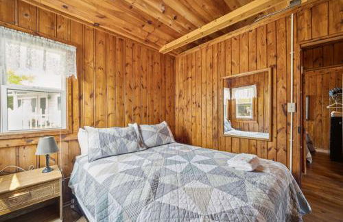 Sunnyside 2BR 1BA Relaxing Lakefront Retreat - Foto 17