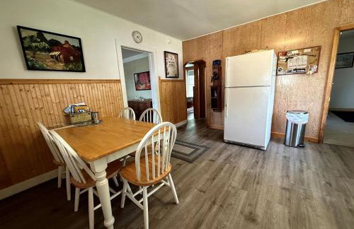 Charming Montana Bungalow with Madison River Views, Steps from Main Street in Ennis, MT - Foto 13
