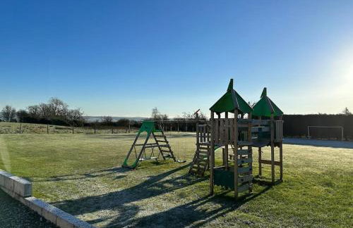 Bungalow with Hot Tub, BBQ Hut, Golf Net , Large Garden & Play Area - Foto 7