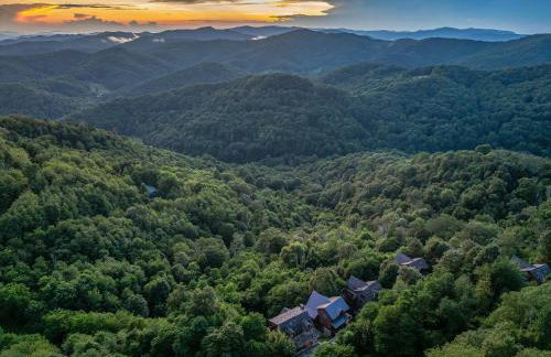 4BR Cabin with Ski Resort, Mtn Views & Hot Tub - Foto 48