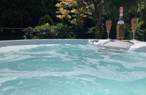 Little Gem with Private Hot Tub - Up to 25 percent off ferry - Foto 5